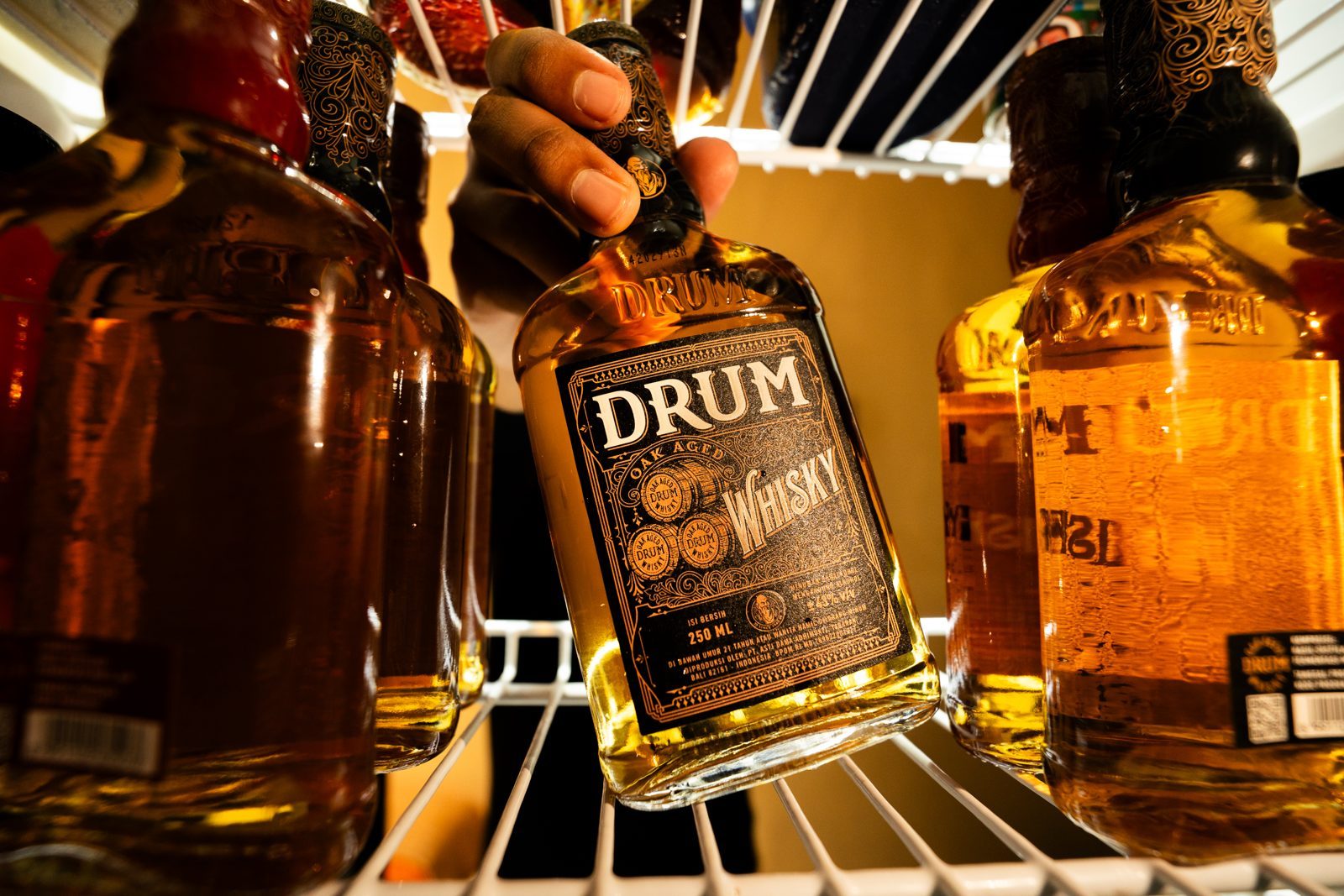 Botol Drum Whiskey diambil dari rak, foto produk